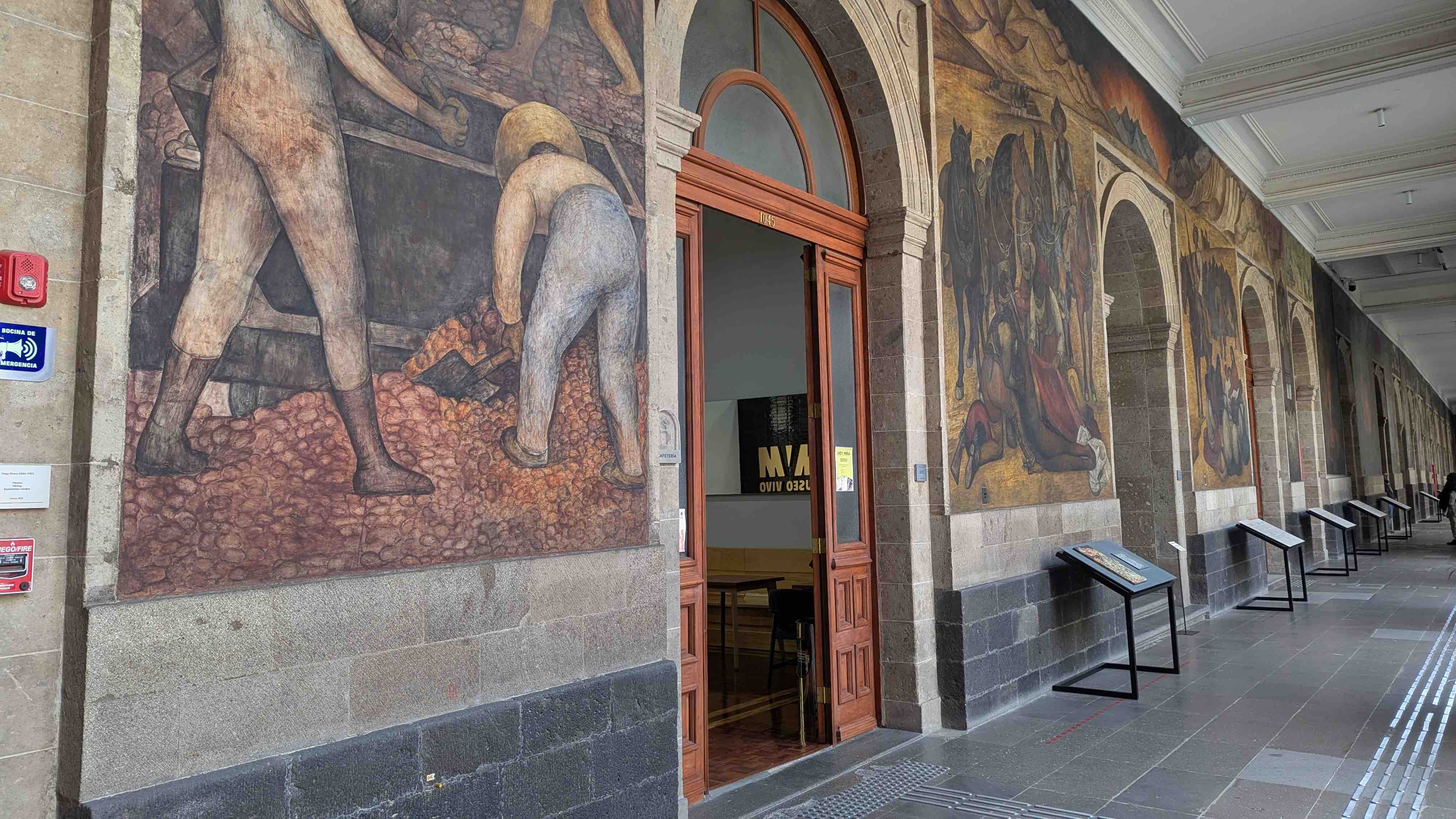 Tour Alternativo del Centro: Murales, leyendas y lugares subterráneos.